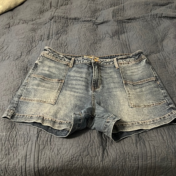 COPY - Kut from Kloth EUC shorts - Picture 4 of 8